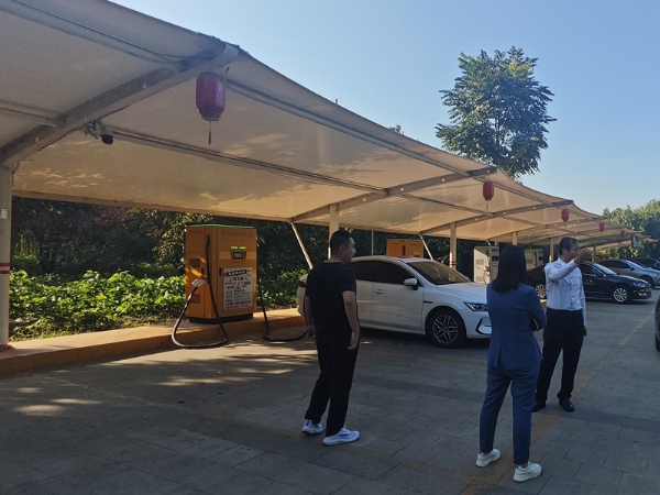 县督考办来康姆勒超级充电站宝相寺站展开督导观摩活动